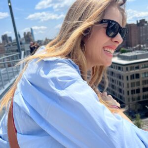 Greta Scarano Instagram - In NYC there’s a bite for everyone🍎 
Thanks to the best photographer in the world @fijifiiji 🐯