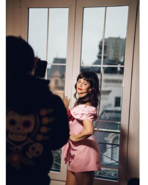 Griselda Siciliani Instagram - La noche de NETFLIX, Hecho en Argentina.
Se viene ENVIDIOSA .
Estoy feliz con esta serie y este personaje que espero lo disfruten tanto como yo amé interpretarlo.
Gracias .
Imagen y estilismo @rominagiangreco
Produccion @rfgstylecoaching 
Pelo y maquillaje @nanogmd
Fotos @neccphoto
Diseño y realización vestido @guevaraocampo
Cartera @flaneurba
Zapatos @justaosadia vintage bordados
@fsbuenosaires 🌹
@chenetflix