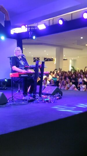 Guilherme Arantes Instagram - 🎵 Um dia um adeus 🎶 Eu indo embora 🎵 Quanta loucura 🎶 Por tão pouca aventura 🎵 🎹 Obrigado @riomar_recife ! Obrigado Recife! 😍 ❤ Até breve! 🙏
#GuilhermeArantes #GuilhermeArantesAoVivo #RioMarRecife #Recife