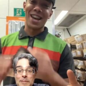 Guilherme Briggs Instagram - Reagindo ao Gabriel, um rapaz super simpático que trabalha numa lanchonete e gosta de imitar meus personagens de dublagem! Um beijo pra ele e pra amiga Lara, que filmou tudo! @alaralethicia @_t.u.c.c.i_  Amei essa bagunça aí hahaha 😄❤️