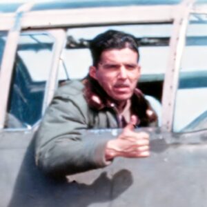 Guilherme Briggs Instagram - Consegui uma réplica do casaco que meu querido avô, Ary Neves, usava durante a Segunda Guerra Mundial. Ele era Major aviador do famoso Primeiro Grupo de Aviação de Caça (1º GAVCA, criado em 1943) e participou da Tomada de Monte Castello, na Itália. 

O 1º GAVCA saiu do Brasil com 350 homens, incluindo 43 pilotos. O símbolo do Grupo foi idealizado a bordo do navio a caminho da Itália. Dos elementos: a moldura auriverde simboliza o Brasil; o céu vermelho, a guerra; o avestruz, o piloto de caça brasileiro, que precisou se adaptar a diferentes alimentos em suas missões; o escudo azul com o Cruzeiro do Sul é o símbolo das Forças Armadas do Brasil; e a arma empunhada pelo avestruz, o poder de fogo do P-47. “Senta a Púa!” é o grito de guerra do 1º GAVCA. 

A Batalha de Monte Castello foi travada ao final da Segunda Guerra Mundial, entre as tropas aliadas e as forças do Exército Alemão, que tentavam conter o seu avanço no Norte da Itália. A batalha marcou a presença da Força Expedicionária Brasileira (FEB) no conflito que conquistou e tomou o Monte Castello.

Meu avô foi e é uma das pessoas mais importantes da minha vida, um verdadeiro exemplo. Um homem honesto, justo, extremamente doce, bondoso e carinhoso, de coração iluminado. Ele me amava incondicionalmente e eu a ele. Que Deuse me permita um dia reencontrá-lo, juntamente com meu pai, Henrique Briggs. Os dois são meus guardiões e modelos de vida e estão sempre em minhas orações. ❤️❤️ 

#aeronautica #feb #sentapua #segundaguerra #aviacao #ww2