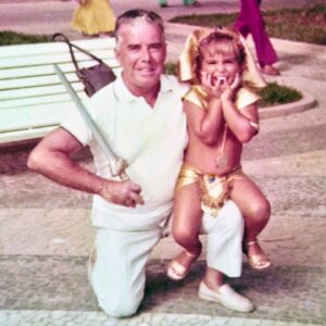 Guilherme Briggs Instagram - Consegui uma réplica do casaco que meu querido avô, Ary Neves, usava durante a Segunda Guerra Mundial. Ele era Major aviador do famoso Primeiro Grupo de Aviação de Caça (1º GAVCA, criado em 1943) e participou da Tomada de Monte Castello, na Itália. 

O 1º GAVCA saiu do Brasil com 350 homens, incluindo 43 pilotos. O símbolo do Grupo foi idealizado a bordo do navio a caminho da Itália. Dos elementos: a moldura auriverde simboliza o Brasil; o céu vermelho, a guerra; o avestruz, o piloto de caça brasileiro, que precisou se adaptar a diferentes alimentos em suas missões; o escudo azul com o Cruzeiro do Sul é o símbolo das Forças Armadas do Brasil; e a arma empunhada pelo avestruz, o poder de fogo do P-47. “Senta a Púa!” é o grito de guerra do 1º GAVCA. 

A Batalha de Monte Castello foi travada ao final da Segunda Guerra Mundial, entre as tropas aliadas e as forças do Exército Alemão, que tentavam conter o seu avanço no Norte da Itália. A batalha marcou a presença da Força Expedicionária Brasileira (FEB) no conflito que conquistou e tomou o Monte Castello.

Meu avô foi e é uma das pessoas mais importantes da minha vida, um verdadeiro exemplo. Um homem honesto, justo, extremamente doce, bondoso e carinhoso, de coração iluminado. Ele me amava incondicionalmente e eu a ele. Que Deuse me permita um dia reencontrá-lo, juntamente com meu pai, Henrique Briggs. Os dois são meus guardiões e modelos de vida e estão sempre em minhas orações. ❤️❤️ 

#aeronautica #feb #sentapua #segundaguerra #aviacao #ww2