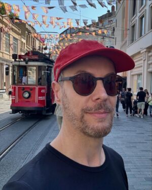 Guilherme Weber Instagram - “Estou escutando Istambul com os olhos fechados.”