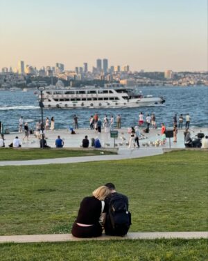 Guilherme Weber Instagram - “Estou escutando Istambul com os olhos fechados.”