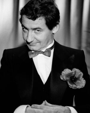 Guillaume Gallienne Instagram - "La nostalgie, c'est comme les coups de soleil : ça fait pas mal pendant, ça fait mal le soir."
Pierre Desproges.
Ce soir à 23H10 @franceinter redécouvrons le style inimitable de Pierre Desproges, en compagnie de Dominique Valadié, comédienne ayant participé à l'aventure de Monsieur Cyclopède pour la télévision et ex-consœur @comedie.francaise.officiel 
Desproges, ça peut vraiment pas faire de mal...
