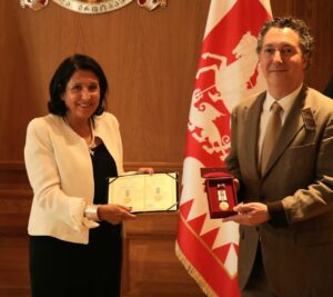 Guillaume Gallienne Instagram - Un grand merci à Madame la Présidente de Géorgie, Salomé Zourabichvili @salome_zourabichvili pour m’avoir honoré de l’ordre du Mérite Géorgien. Cette distinction me touche autant qu’elle m’oblige. « La force est dans l’unité ».