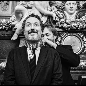 Guillaume Gallienne Instagram - Remise des insignes de Commandeur des Arts et Lettres. Quel honneur ! Merci à Éric Ruf et à la @comedie.francaise.officiel et merci à ma famille et à mes amis 😘❤️ (📷JL Fernandez)