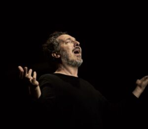 Guillaume Gallienne Instagram - Ce soir, 1ère de "François, le saint jongleur" de Dario Fo au Studio Marigny jusqu'au 15 octobre. Mise en scène : Claude Mathieu.
Pour réserver c'est ici @comedie.francaise.officiel 

QUATORZE ANS PLUS TARD, UN NOUVEAU PARI 
par Claude Mathieu

✴ Un pari... Quand Marcel Bozonnet a proposé Saint François, le divin jongleur de Dario Fo à Guillaume Gallienne, pour en faire un spectacle « passe-partout », voué à tourner, avec seulement le comédien et sa valise, nous avons pris la proposition au pied de la lettre.
Un texte, un comédien de noir vêtu, une table, un tabouret, une poursuite et une formidable envie de fouiller, de trouver ce « Tout » à partir de « Rien », tout cela si proche de notre saint François, père de la pauvreté, dans son itinérance qui devenait doucement la nôtre...
Et quatorze ans plus tard, quand Éric Ruf nous propose la reprise de ce Singulis, nous nous retrouvons devant un nouveau pari, une nouvelle traduction et presque « un nouvel acteur ». Plaisir et excitation à l’idée de redécouvrir ce texte dont la résonance n’est plus tout à fait la même en nous, comme lorsque nous relisons, des années plus tard, un livre aimé. Les sens se multiplient, nos imaginaires se colorent de toutes ces années, l’énergie bouge, l’approche des personnages est différente, Guillaume se laisse guider par ce stimulant bouleversement... 📷 Christophe Raynaud de Lage