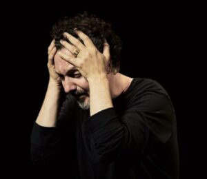 Guillaume Gallienne Instagram - Ce soir, 1ère de "François, le saint jongleur" de Dario Fo au Studio Marigny jusqu'au 15 octobre. Mise en scène : Claude Mathieu.
Pour réserver c'est ici @comedie.francaise.officiel 

QUATORZE ANS PLUS TARD, UN NOUVEAU PARI 
par Claude Mathieu

✴ Un pari... Quand Marcel Bozonnet a proposé Saint François, le divin jongleur de Dario Fo à Guillaume Gallienne, pour en faire un spectacle « passe-partout », voué à tourner, avec seulement le comédien et sa valise, nous avons pris la proposition au pied de la lettre.
Un texte, un comédien de noir vêtu, une table, un tabouret, une poursuite et une formidable envie de fouiller, de trouver ce « Tout » à partir de « Rien », tout cela si proche de notre saint François, père de la pauvreté, dans son itinérance qui devenait doucement la nôtre...
Et quatorze ans plus tard, quand Éric Ruf nous propose la reprise de ce Singulis, nous nous retrouvons devant un nouveau pari, une nouvelle traduction et presque « un nouvel acteur ». Plaisir et excitation à l’idée de redécouvrir ce texte dont la résonance n’est plus tout à fait la même en nous, comme lorsque nous relisons, des années plus tard, un livre aimé. Les sens se multiplient, nos imaginaires se colorent de toutes ces années, l’énergie bouge, l’approche des personnages est différente, Guillaume se laisse guider par ce stimulant bouleversement... 📷 Christophe Raynaud de Lage