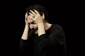 Guillaume Gallienne Instagram - A partir de demain, mercredi 8 décembre, donnons-nous rendez-vous au Théâtre de Suresnes Jean Vilar pour 3 représentations de François, le saint jongleur. A demain 😘