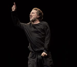 Guillaume Gallienne Instagram - Ce soir, 1ère de "François, le saint jongleur" de Dario Fo au Studio Marigny jusqu'au 15 octobre. Mise en scène : Claude Mathieu.
Pour réserver c'est ici @comedie.francaise.officiel 

QUATORZE ANS PLUS TARD, UN NOUVEAU PARI 
par Claude Mathieu

✴ Un pari... Quand Marcel Bozonnet a proposé Saint François, le divin jongleur de Dario Fo à Guillaume Gallienne, pour en faire un spectacle « passe-partout », voué à tourner, avec seulement le comédien et sa valise, nous avons pris la proposition au pied de la lettre.
Un texte, un comédien de noir vêtu, une table, un tabouret, une poursuite et une formidable envie de fouiller, de trouver ce « Tout » à partir de « Rien », tout cela si proche de notre saint François, père de la pauvreté, dans son itinérance qui devenait doucement la nôtre...
Et quatorze ans plus tard, quand Éric Ruf nous propose la reprise de ce Singulis, nous nous retrouvons devant un nouveau pari, une nouvelle traduction et presque « un nouvel acteur ». Plaisir et excitation à l’idée de redécouvrir ce texte dont la résonance n’est plus tout à fait la même en nous, comme lorsque nous relisons, des années plus tard, un livre aimé. Les sens se multiplient, nos imaginaires se colorent de toutes ces années, l’énergie bouge, l’approche des personnages est différente, Guillaume se laisse guider par ce stimulant bouleversement... 📷 Christophe Raynaud de Lage