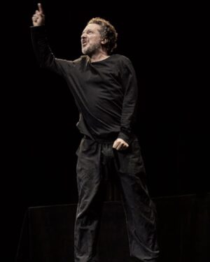Guillaume Gallienne Instagram - Malouines, malouins retrouvons-nous à l’occasion de deux représentations de "François, le saint jongleur" mardi 30 novembre et mercredi 1er décembre 2021 sur la scène du théâtre L’Hermine de Saint-Malo.