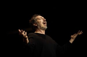 Guillaume Gallienne Instagram - Retrouvons-nous vendredi soir à 20H30 à Monaco au THEATRE PRINCESSE GRACE pour une représentation de François, le saint jongleur 😇