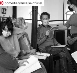 Guillaume Gallienne Instagram - A ce soir, avec la troupe @comedie.francaise.officiel 
・・・
[THÉÂTRE À LA TABLE]
Cette semaine se répète tous les jours « La Mouette » d'Anton Tchekhov. Sous la direction artistique de Coraly Zahonero pour une représentation unique, créée spécialement pour vous et diffusée samedi à 20h30 sur Facebook, sur notre site Internet et Youtube.
Avec Jérôme Pouly : Ilia Afanassiévitch Chamraïev, lieutenant à la retraite, intendant chez Sorine
Guillaume Gallienne : Boris Alexéïévitch Trigorine, homme de lettres
Elsa Lepoivre : Irina Nikolaïevna Arkadina, épouse Trépleva, actrice
Christian Gonon : Evguéni Serguéïévitch Dorn, médecin
Julie Sicard : Paulina Andréïevna, épouse de Chamraïev
Gilles David : Piotr Nikolaïévitch Sorine, frère d'Arkadina
Jennifer Decker : Nina Mikhaïlovna Zarétchnaïa, jeune fille, fille d'un riche propriétaire
Noam Morgensztern : Sémione Sémionovitch Medvédenko, maître d'école
Claire de La Rüe du Can : Macha, fille de Paulina Andréïevna
Jean Chevalier : Konstantin Gavrilovitch Tréplev, fils d'Arkadina,
jeune homme
Et la comédienne de l'académie de la Comédie-Française
Salomé Benchimol : Iakov, serviteur, un cuisinier et une bonne
