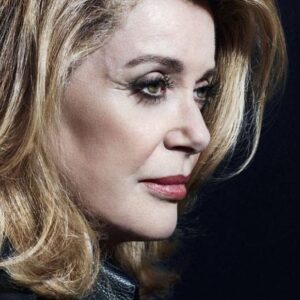 Guillaume Gallienne Instagram - Toute en intériorité et en nuance, l'œuvre romanesque de Patrick Modiano est marquée par la quête de sa jeunesse perdue. Ce soir à partir de 23H10 @franceinter ça peut pas faire de mal, la rediffusion, en compagnie de Catherine Deneuve pour cette belle lecture mélancolique.