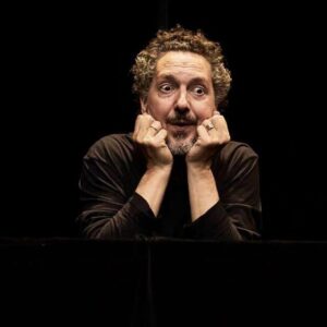 Guillaume Gallienne Instagram - Actuellement sur les routes de France avec "François, le saint jongleur" de Dario Fo, mise en scène par Claude Mathieu. Mercredi 3 et Jeudi 4 novembre à Epernay au Salmanazar. 
Venez nombreux 😘