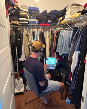 Guillaume Pineault Instagram - Pis Guillaume, ça doit être fou la radio le AM?

C’est malade, je me suis fait un studio à la maison!

C’était Guillaume Pineault “en direct”, dans le garde-robe 🎧 🎤 

@107.5_rouge @94.9_rouge @96.9_rouge @94.7_rouge
