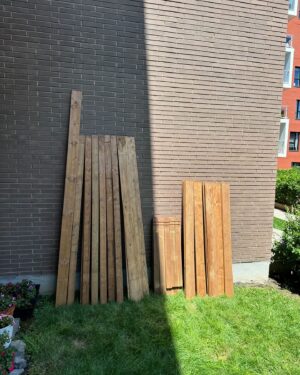 Guillaume Pineault Instagram - Ouais ben, je me suis fait un deck!

On m’a appelé M. Pineault à la quincaillerie Home Dépôt. En même temps j’ai fait 17 aller-retour, un moment donné, on me reconnait de la cour à bois jusqu’à la caisse. 

Pour les intéressés, j’prends les contrats pour l’été. 

À noter : 
- Je mesure en centimètre. Pas vrai que je vais commencer à faire des coupes à 5/8 fort. De un je ne comprends rien, et de deux, même en centimètres mes coupes sont fortes. 

- Après mes coupes, si ça dépasse je recoupe pas, j’y vais à la sableuse… ça prendra le temps que ça prendra, anyway je charge à l’heure. (Les bout sont super doux, parce que je prends du papier 120). 

- Tarif à l’heure : 500$ (tu sauves car pas de taxes).

- Tu peux m’aider, mais c’est 50$ de l’heure de plus (Pour ton training et ta formation). 

- Chacun de mes doigts vaut 25 000$, faque parle-moi pas pendant que je suis sur la scie, ça pourrait te couter cher. 

- J’utilise pas de niveau, j’y vais à l’œil. Si une fois fixé c’est croche, inquiètez-vous pas, j’y vais à coup de marteau pour égaliser le tout, ça crochi les vis pis ça donne de la force à la structure, trust moi, c’est solide. Pour les empreintes de marteau, ça fait rustique. 

- Mes vis son trop longue faque je visse toujours en angle pis quand ça dépasse, c’est de même, ça éloigne les voleurs, c’est une sécurité. Sinon je peux les botter avec mon grinder, mais y’a un extra. 

- J’enlève pas mes bottes pour aller pisser en dedans chez vous. J’laisse la porte patio ouverte, parce que j’aime ça avoir une petite draft d’air clim de temps en temps. 

- Mes outils font du bruit parce que je les ai toutes pogné au pawn shop, mais je les adore parce qu’ils sont toutes Jaunes, parait que c’est des bons ça selon Bobby, le vendeur. (Pour les intéressés, il achète ton Or, Bobby).

- J’ai des pertes dans le bois… pas vraiment lors des coupes, plus lors du transport, je strappe pas les planches dans le pick-up (J’comprends pas les criss de strap, pis si je réussi à strapper, je ne sais pas comment les dé-strapper) !

Ps : Pour vrai, je suis quand même fier du deck.
Ps2 : Non j’ai pas fait ça seul 😅
Ps3 : Pauline adore sa petite porte!