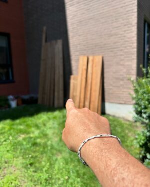 Guillaume Pineault Instagram - Ouais ben, je me suis fait un deck!

On m’a appelé M. Pineault à la quincaillerie Home Dépôt. En même temps j’ai fait 17 aller-retour, un moment donné, on me reconnait de la cour à bois jusqu’à la caisse. 

Pour les intéressés, j’prends les contrats pour l’été. 

À noter : 
- Je mesure en centimètre. Pas vrai que je vais commencer à faire des coupes à 5/8 fort. De un je ne comprends rien, et de deux, même en centimètres mes coupes sont fortes. 

- Après mes coupes, si ça dépasse je recoupe pas, j’y vais à la sableuse… ça prendra le temps que ça prendra, anyway je charge à l’heure. (Les bout sont super doux, parce que je prends du papier 120). 

- Tarif à l’heure : 500$ (tu sauves car pas de taxes).

- Tu peux m’aider, mais c’est 50$ de l’heure de plus (Pour ton training et ta formation). 

- Chacun de mes doigts vaut 25 000$, faque parle-moi pas pendant que je suis sur la scie, ça pourrait te couter cher. 

- J’utilise pas de niveau, j’y vais à l’œil. Si une fois fixé c’est croche, inquiètez-vous pas, j’y vais à coup de marteau pour égaliser le tout, ça crochi les vis pis ça donne de la force à la structure, trust moi, c’est solide. Pour les empreintes de marteau, ça fait rustique. 

- Mes vis son trop longue faque je visse toujours en angle pis quand ça dépasse, c’est de même, ça éloigne les voleurs, c’est une sécurité. Sinon je peux les botter avec mon grinder, mais y’a un extra. 

- J’enlève pas mes bottes pour aller pisser en dedans chez vous. J’laisse la porte patio ouverte, parce que j’aime ça avoir une petite draft d’air clim de temps en temps. 

- Mes outils font du bruit parce que je les ai toutes pogné au pawn shop, mais je les adore parce qu’ils sont toutes Jaunes, parait que c’est des bons ça selon Bobby, le vendeur. (Pour les intéressés, il achète ton Or, Bobby).

- J’ai des pertes dans le bois… pas vraiment lors des coupes, plus lors du transport, je strappe pas les planches dans le pick-up (J’comprends pas les criss de strap, pis si je réussi à strapper, je ne sais pas comment les dé-strapper) !

Ps : Pour vrai, je suis quand même fier du deck.
Ps2 : Non j’ai pas fait ça seul 😅
Ps3 : Pauline adore sa petite porte!