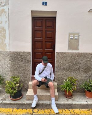 Guillaume Pineault Instagram - Majorque 🏝️ 

Un ti-moka devant une mince porte à Alcùdia, un drink unique et 1000 tapas à Palma, une porte verte à Alcùdia, une ride de catamaran à Calvià, une céramique et un ti-chat à Valdemossa, une ride de char vers Sa Calobra, une autre porte verte à Alcùdia, et la plus belle plage que j’ai vue de ma vie à Santanyí. 

✌🏻 

J’aime beaucoup l’Espagne et les portes.

Ps: Le chien qui a l’air super smath dans la beetle, m’a jappé et grogner dessus, juste 1 secondes après ma photo et j’ai un peu failli pissé dans mes short! Yep! 

Ps 2: j’ai dit failli, mais… en tout cas, j’ai plus aimé les portes !