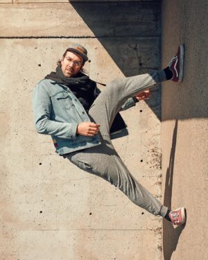 Guillaume Pineault Instagram - Cher Félix,

J’ose peine à y croire encore. Vendredi dernier on se donnait un rendez-vous pour un prochain shooting photo. 

J’ai eu la chance de croiser ton chemin en 2019. 

On s’était rencontré à ton studio pour brainstormer. J’avais comme idée de mettre un fond noir avec une ligne jaune pour mon affiche de spectacle. 

Tu m’avais souri, et tu avais sorti un mood bord que tu avais préparé. Instantanément… coup de foudre artistique. Tu m’as dit : « donne moi un week-end je te reviens avec l’idée clair » 

C’est partie de toi et l’affiche de Détour est née. 

On aurait dit que tu étais mon ami depuis tant d’année et pourtant ça cliqué en un seul meeting. Tu avais ce don de rendre tout le monde confortable autour de toi. Sur tous les shootings et collaboration que j’ai fait avec toi, c’était unanime tout le monde t’adorait. Un véritable team player. 

J’ai trippé sur ton cerveau, ton grand cœur et ton humanité. 

Tu auras fait toutes mes affiches de show: Détour, « Le petit 2e », Vulnérable, ainsi que mes photos de casting, mes projets on the side et ma fameuse photo « d’auteur ».

Chacune des fois, c’était tes idées les meilleures. Tu étais un passionné et ça se sentait. Mais on sentait surtout l’humain en or derrière l’artiste. 

À notre dernière rencontre, le shooting de « Vulnérable » on avait discuté d’anxiété ensemble, tes conseils m’avaient fait un des plus grand bien en plus de l’excellente musique que tu m’avais suggérée.

On est tous sous le choc de ton départ. Ton grand cœur s’est peut être arrêté, mais tu continueras de battre au travers des cœurs de tous ceux que tu as touché avec ta gentillesse, ta bonté et tes magnifiques créations artistiques. 

Tu me manques déjà énormément mon ami. 

Je t’aime.

Mes plus sincères condoléances à ta petite famille, tes proches et tes ami(e)s. 💛

Des proches ont parti un GoFundMe dans le but de soutenir la famille: https://gofund.me/805bc46c