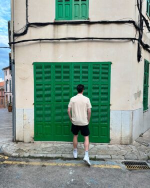 Guillaume Pineault Instagram - Majorque 🏝️ 

Un ti-moka devant une mince porte à Alcùdia, un drink unique et 1000 tapas à Palma, une porte verte à Alcùdia, une ride de catamaran à Calvià, une céramique et un ti-chat à Valdemossa, une ride de char vers Sa Calobra, une autre porte verte à Alcùdia, et la plus belle plage que j’ai vue de ma vie à Santanyí. 

✌🏻 

J’aime beaucoup l’Espagne et les portes.

Ps: Le chien qui a l’air super smath dans la beetle, m’a jappé et grogner dessus, juste 1 secondes après ma photo et j’ai un peu failli pissé dans mes short! Yep! 

Ps 2: j’ai dit failli, mais… en tout cas, j’ai plus aimé les portes !