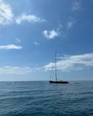 Guillaume Pineault Instagram - Majorque 🏝️ 

Un ti-moka devant une mince porte à Alcùdia, un drink unique et 1000 tapas à Palma, une porte verte à Alcùdia, une ride de catamaran à Calvià, une céramique et un ti-chat à Valdemossa, une ride de char vers Sa Calobra, une autre porte verte à Alcùdia, et la plus belle plage que j’ai vue de ma vie à Santanyí. 

✌🏻 

J’aime beaucoup l’Espagne et les portes.

Ps: Le chien qui a l’air super smath dans la beetle, m’a jappé et grogner dessus, juste 1 secondes après ma photo et j’ai un peu failli pissé dans mes short! Yep! 

Ps 2: j’ai dit failli, mais… en tout cas, j’ai plus aimé les portes !