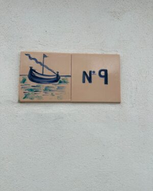 Guillaume Pineault Instagram - Majorque 🏝️ 

Un ti-moka devant une mince porte à Alcùdia, un drink unique et 1000 tapas à Palma, une porte verte à Alcùdia, une ride de catamaran à Calvià, une céramique et un ti-chat à Valdemossa, une ride de char vers Sa Calobra, une autre porte verte à Alcùdia, et la plus belle plage que j’ai vue de ma vie à Santanyí. 

✌🏻 

J’aime beaucoup l’Espagne et les portes.

Ps: Le chien qui a l’air super smath dans la beetle, m’a jappé et grogner dessus, juste 1 secondes après ma photo et j’ai un peu failli pissé dans mes short! Yep! 

Ps 2: j’ai dit failli, mais… en tout cas, j’ai plus aimé les portes !