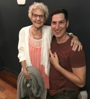 Guillaume Pineault Instagram - Huguette 💚

Hier soir, j’ai appris la triste nouvelle que je venais de perdre ma fan la plus âgée. Elle nous a quittés paisiblement à l’honorable âge de 90ans.

J’ai eu la chance de la croiser lors de mes tout premiers rodages en 2018, au Medley à Montréal.  Je me rappelle que je l’avais abondamment taquinée et félicitée de s’être rendue à l’heure dans la première rangée vue le nombre de marches à monter pour se rendre à la salle au 2ème étage. Elle avait beaucoup ri. 

Tellement qu’à la fin, c’est moi qui lui avais demandé si l’on pouvait prendre une photo ensemble. 

J’ai eu la surprise et le bonheur de la revoir à quelques-uns de mes rodages et à mes spectacles secrets (une vrai de vrai fan). Elle m’envoyait des petits mots sur Facebook et j’avais également la chance d’avoir de ses nouvelles via sa sœur Nicole. 

Ami(e)s et collègues humoristes, je vous souhaite plein de Huguette dans vos publics. En fait, je vous en souhaite à tout le monde une Huguette. Une personne attachante et complètement ouverte à apprendre à connaître une génération différente de la sienne et surtout prête à rire. 

Bon voyage, ma belle Huguette, ce fut un véritable plaisir de vous faire rire.

🫶🏻