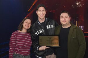 Guillaume Pineault Instagram - Pardon 🥹!

Billet d’or, 50 000 billets vendus!

J’en reviens pas, merci à vous de vous déplacer et d’être venus voir mon premier one man show : Détour.

Il ne reste que 17 représentations 🙋🏻‍♂️💙

Merci à @lasemainedes4julie pour la belle surprise, ainsi qu’à @maximegerance et @groupephaneuf 🫶🏻

📸: @sachabourque

Ps: Le 2e est dans le four ✌🏻