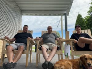 Guillaume Pineault Instagram - Mon été jusqu’à maintenant.

Ben de la moto. Du temps en famille (quémander au père de me faire des chaises pour le chalet, quémander le pick-up à mon frère pour les amener). Demander au padré d’authentifier ses chaises. Aller voir des shows - @alexstreliski . Faire des tests de physique. Aller voir plus de shows - @lestroisaccords . Pimper le chalet. Contempler @paulinelagolden . Poursuivre la tournée VULNÉRABLE. Et surtout rappeler au gens que j’ai fait un deck 🔨 ( @bonsoirbonsoirrc ✌🏻)