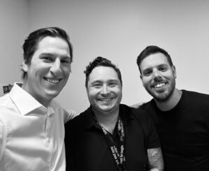 Guillaume Pineault Instagram - C’était un moment un peu surréel pour moi. 

C’était l’ultime Gala Juste Pour Rire. Le dernier Gala. 

Hier soir j’avais l’immense privilège de partager la scène avec des amis, des collègues, des idoles, des gens qui ne faisaient qu’exister dans la télé quand j’étais petit, des monuments de l’humour, et bien entendu la légende : Yvon Deschamps.

J’ai rarement eu du fun de même en gala, mais hier, j’ai savouré chaque seconde sur cette mythique scène de la place des arts, ainsi que chaque seconde en coulisse à regarder le gala, mais également contempler les gens regarder le gala et leurs idoles respectifs 🩵

Tsé, j’veux dire, j’ai vu en personne les 3 DVD que j’ai le plus écouter à vie, et on vivait un gala ensemble! 

C’était magique de voir cette grande famille de l’humour, rassemblant toutes les générations, allant de Pierre-Yves Roy Desmarais à Yvon Deschamps, y compris tous les gens impliqués pour la fondation, ainsi que toutes les équipes unies qui rendent ce show possible (Technique, Production, CCM, Photo, Script & Auteurs/Autrices). 

Hier, ce n’était que du beau, du respect et de l’humour. Je m’en souviendrai longtemps. Merci @juste_pour_rire 

Ps: Pour ce carousel, c’est 6heures de “Je sais pas si je vais lui demander… peut-être…. Ha mais non… mais… en même temps, j’aimerais tellement ça une photo et un autographe”. 

Ça m’aura permis de renouveller celle d’il y à plus de 10 ans.