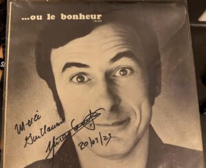 Guillaume Pineault Instagram - C’était un moment un peu surréel pour moi. 

C’était l’ultime Gala Juste Pour Rire. Le dernier Gala. 

Hier soir j’avais l’immense privilège de partager la scène avec des amis, des collègues, des idoles, des gens qui ne faisaient qu’exister dans la télé quand j’étais petit, des monuments de l’humour, et bien entendu la légende : Yvon Deschamps.

J’ai rarement eu du fun de même en gala, mais hier, j’ai savouré chaque seconde sur cette mythique scène de la place des arts, ainsi que chaque seconde en coulisse à regarder le gala, mais également contempler les gens regarder le gala et leurs idoles respectifs 🩵

Tsé, j’veux dire, j’ai vu en personne les 3 DVD que j’ai le plus écouter à vie, et on vivait un gala ensemble! 

C’était magique de voir cette grande famille de l’humour, rassemblant toutes les générations, allant de Pierre-Yves Roy Desmarais à Yvon Deschamps, y compris tous les gens impliqués pour la fondation, ainsi que toutes les équipes unies qui rendent ce show possible (Technique, Production, CCM, Photo, Script & Auteurs/Autrices). 

Hier, ce n’était que du beau, du respect et de l’humour. Je m’en souviendrai longtemps. Merci @juste_pour_rire 

Ps: Pour ce carousel, c’est 6heures de “Je sais pas si je vais lui demander… peut-être…. Ha mais non… mais… en même temps, j’aimerais tellement ça une photo et un autographe”. 

Ça m’aura permis de renouveller celle d’il y à plus de 10 ans.