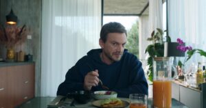 Guillermo Pfening Instagram - 2 h y 10 min llega #bienvenidosaedén . Segunda temporada. En lo que verán hay un gran equipo detrás. Actores, técnicos, productores, vestuaristas, Make up y pelo, catering, trasporte , contadoras/es. Tanta gente que lo da todo y más. Lejos de sus casas sus familias sus almohadas. Es un gran engranaje con muchas satisfacciones y frustraciones también. Reímos y lloramos. Discutimos, nos abrazamos. Gracias a todos ellos. Gracias @brutalmediaprod . Ya saben solo por @netflixes @netflixlat .  Un viaje. ♥️