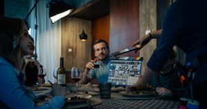 Guillermo Pfening Instagram - 2 h y 10 min llega #bienvenidosaedén . Segunda temporada. En lo que verán hay un gran equipo detrás. Actores, técnicos, productores, vestuaristas, Make up y pelo, catering, trasporte , contadoras/es. Tanta gente que lo da todo y más. Lejos de sus casas sus familias sus almohadas. Es un gran engranaje con muchas satisfacciones y frustraciones también. Reímos y lloramos. Discutimos, nos abrazamos. Gracias a todos ellos. Gracias @brutalmediaprod . Ya saben solo por @netflixes @netflixlat .  Un viaje. ♥️