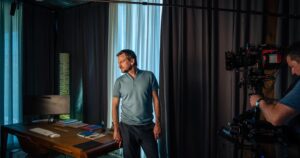 Guillermo Pfening Instagram - 2 h y 10 min llega #bienvenidosaedén . Segunda temporada. En lo que verán hay un gran equipo detrás. Actores, técnicos, productores, vestuaristas, Make up y pelo, catering, trasporte , contadoras/es. Tanta gente que lo da todo y más. Lejos de sus casas sus familias sus almohadas. Es un gran engranaje con muchas satisfacciones y frustraciones también. Reímos y lloramos. Discutimos, nos abrazamos. Gracias a todos ellos. Gracias @brutalmediaprod . Ya saben solo por @netflixes @netflixlat .  Un viaje. ♥️