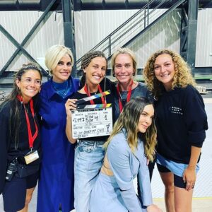 Guillermo Pfening Instagram - Linda noche de niebla en Buenos Aires para sumergirse en las tenebrosas noches de @bienvenidosaedennetflix . Ya la viste? Gran experiencia junto a compañerxs de lujo y un equipo soñado!