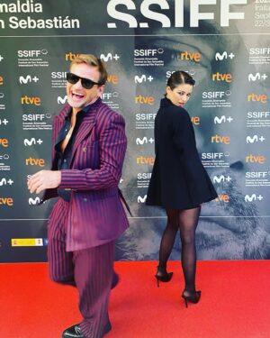 Guillermo Pfening Instagram - Estrenamos Los Impactados de @lucia.puenzo en @sansebastianfes . Va de personas a las que las parte un rayo ⚡️Literal. Pero en eso se le juega la vida a la protagonista @marianadigirolamo y por corriente alterna la de  todos. Quien no necesita un sacudon?  Fue una noche llena de destellos , de nuevas compañías . De amigos y colegas. ♥️. Traje @analocking 
Camisa @cosstores 
Zapatos @lottusse1877 
Colgante @thomassabo 
Gafas @tomford @marcolin_eyewear 
Reloj @danielwellington .  Look by @sofia_stein y @davidgmiras @rey.bichito #lachicatieneunsharpei #losimpactados #actors #festivalesdecine #cine #sansebastian #horizonteslatinos @alteregotalenthouse @paula.aisenberg @exilecontent @mocciaalberto me acomodo el pelito ♥️