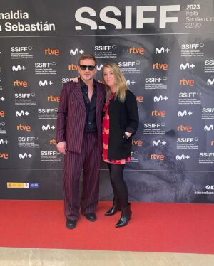 Guillermo Pfening Instagram - Estrenamos Los Impactados de @lucia.puenzo en @sansebastianfes . Va de personas a las que las parte un rayo ⚡️Literal. Pero en eso se le juega la vida a la protagonista @marianadigirolamo y por corriente alterna la de  todos. Quien no necesita un sacudon?  Fue una noche llena de destellos , de nuevas compañías . De amigos y colegas. ♥️. Traje @analocking 
Camisa @cosstores 
Zapatos @lottusse1877 
Colgante @thomassabo 
Gafas @tomford @marcolin_eyewear 
Reloj @danielwellington .  Look by @sofia_stein y @davidgmiras @rey.bichito #lachicatieneunsharpei #losimpactados #actors #festivalesdecine #cine #sansebastian #horizonteslatinos @alteregotalenthouse @paula.aisenberg @exilecontent @mocciaalberto me acomodo el pelito ♥️