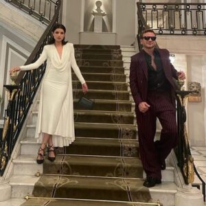 Guillermo Pfening Instagram - Estrenamos Los Impactados de @lucia.puenzo en @sansebastianfes . Va de personas a las que las parte un rayo ⚡️Literal. Pero en eso se le juega la vida a la protagonista @marianadigirolamo y por corriente alterna la de  todos. Quien no necesita un sacudon?  Fue una noche llena de destellos , de nuevas compañías . De amigos y colegas. ♥️. Traje @analocking 
Camisa @cosstores 
Zapatos @lottusse1877 
Colgante @thomassabo 
Gafas @tomford @marcolin_eyewear 
Reloj @danielwellington .  Look by @sofia_stein y @davidgmiras @rey.bichito #lachicatieneunsharpei #losimpactados #actors #festivalesdecine #cine #sansebastian #horizonteslatinos @alteregotalenthouse @paula.aisenberg @exilecontent @mocciaalberto me acomodo el pelito ♥️