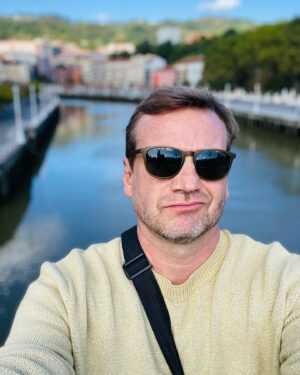 Guillermo Pfening Instagram - Bye bye Bilbao. Ciudad que parece Manchester, un poco Santiago de Chile y otro por Cordoba, bonita, colorida y Punk.
