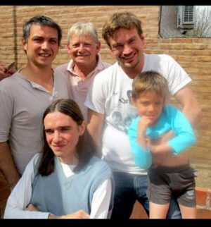 Guillermo Pfening Instagram - Hoy cumplís años Papi, donde sea que estes… te abrazo fuerte!!! Siempre estás en nuestro corazón, en el de tus amigos y tus pacientes a quienes le diste gran parte de tu vida. Fuiste y serás un grande Dr. PFENING. En cada ensalada que condimento me acuerdo de vos. Vos me enseñaste el toque mágico. Las tuyas las mejores ensaladas del mundo. Creo que es eso lo que más extraño… tu ensalada de radicheta y ajo! 🫶🏾