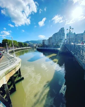 Guillermo Pfening Instagram - Bye bye Bilbao. Ciudad que parece Manchester, un poco Santiago de Chile y otro por Cordoba, bonita, colorida y Punk.