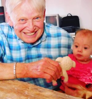 Guillermo Pfening Instagram - Hoy cumplís años Papi, donde sea que estes… te abrazo fuerte!!! Siempre estás en nuestro corazón, en el de tus amigos y tus pacientes a quienes le diste gran parte de tu vida. Fuiste y serás un grande Dr. PFENING. En cada ensalada que condimento me acuerdo de vos. Vos me enseñaste el toque mágico. Las tuyas las mejores ensaladas del mundo. Creo que es eso lo que más extraño… tu ensalada de radicheta y ajo! 🫶🏾
