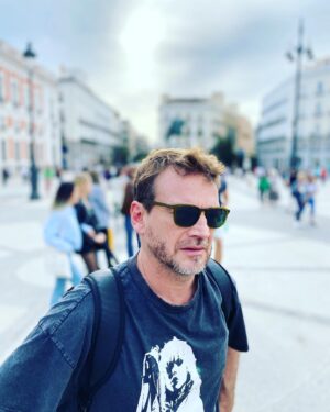 Guillermo Pfening Instagram - Una sonrisa que va esperanzada
desde el principio del alma a la boca,
pinta de rojo feliz tu fachada,
gran ciudad loca. Ay Madrid ♥️