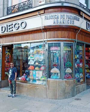 Guillermo Pfening Instagram - Una sonrisa que va esperanzada
desde el principio del alma a la boca,
pinta de rojo feliz tu fachada,
gran ciudad loca. Ay Madrid ♥️