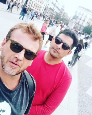 Guillermo Pfening Instagram - Una sonrisa que va esperanzada
desde el principio del alma a la boca,
pinta de rojo feliz tu fachada,
gran ciudad loca. Ay Madrid ♥️