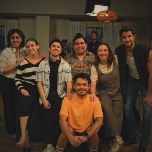 Guillermo Villegas Instagram - Enloqueciendo Contigo es un sitcom que me va a encantar ver en mi sillón con mucha botana bien picosa e inflamadora, una cervecita 0.0 y un chingo de orgullo. 

Qué delicia trabajar, qué delicia ser actor. 

Cuado era niño,  me daban ganas de ser actor porque, según yo,  los actores olían muy rico; asumiendo que el olor a loción que  llegaba hasta mi butaca en los teatros lo emanaban ellos  y no  los espectadores perfumados que me tocaban al lado. 
Me gusta seguir pensando que son los actores los que huelen rico sobre el escenario y yo hago mi parte:  siempre me pongo algún aroma encima para la ficción, así quizás a alguien más le den ganas de ser actor.

Todos estos compañeros olían bien rico en esta foto.
Gracias amiguis por 8 semanas de chamba.