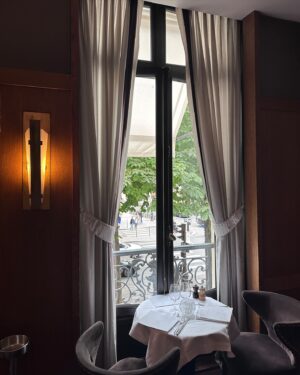 Gül Gölge Instagram - Paris is always a good idea🥂