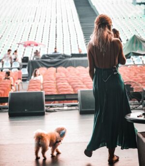 Gülben Ergen Instagram - Hey yıllar 👋 
Dolu dolu geçen yıllarım! 

Kazançlarım kayıplarımı ve hüzünlerimi döver ki, hala gülümseyebiliyorum😉

Tüm kalabalıklara rağmen alıştığım yalnızlığıma ve sırtımdan duasını eksik etmeyen herkese teşekkür ederim. 

İyi ki doğdum dememe saatler kala♥️

Yaz sezonun son konserini Bodrum’da vereceğim bu akşam🎵
Sonra üç delikanlıma kavuşmak için doğru İstanbul ✈️ 

#25Ağustos #İyiki